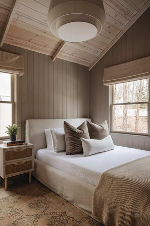 7 bedrooms, iron/ironing board, WiFi, bed sheets