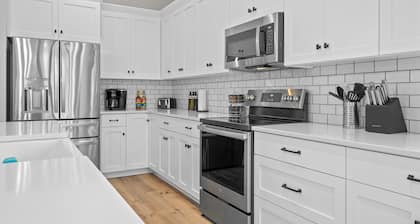 Luxury Condo-Dog Friendly near Egg Harbor & Indoor Pool, Gym, Hot tub