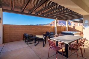 Outdoor dining - Arcadia 59 | BRAND NEW * Sleeps 22 * Private Hot Tub * Games (Santa Clara)