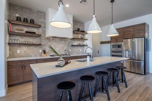 Fridge, microwave, oven, stovetop - Arcadia 59 | BRAND NEW * Sleeps 22 * Private Hot Tub * Games (Santa Clara)