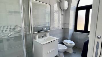 Dusj, hårføner, håndklær og såpe