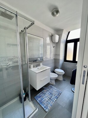 Dusche, Haartrockner, Handtücher, Seife