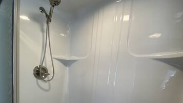 Baignoire à jets, sèche-cheveux, serviettes fournies, savon