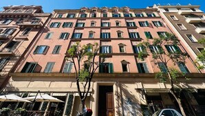A multi-story building with a row of windows and balconies. - MAISON '900 ANCIENT CHARMING APT IN ROME (Roma)