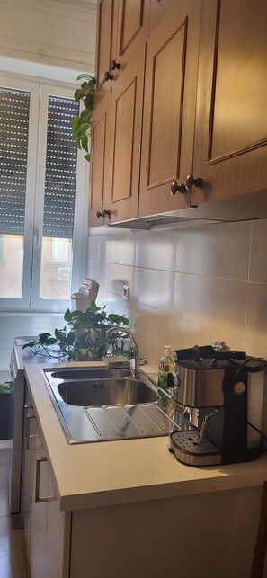 Frigorifero, microonde, forno, piano cottura