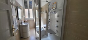 Shower, hair dryer, bidet, towels - MAISON '900 ANCIENT CHARMING APT IN ROME (Roma)