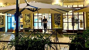 An outdoor seating area with umbrellas, tables, and chairs. - MAISON '900 ANCIENT CHARMING APT IN ROME (Roma)