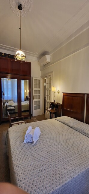 3 chambres, bureau, fer et planche à repasser, lit parapluie