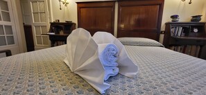 3 habitaciones, escritorio y tabla de planchar con plancha 