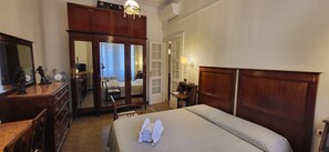3 camere, una scrivania, ferro/asse da stiro, culla da viaggio