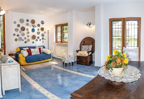 Een smart-tv, een open haard en boeken