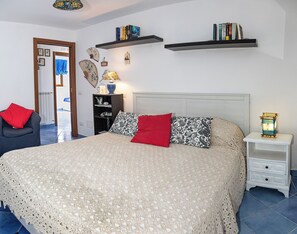 3 dormitorios, tabla de planchar con plancha, cuna de viaje