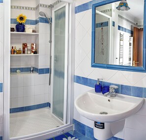Douche, sĂšche-cheveux, chaussons, bidet