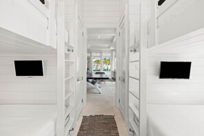 7 habitaciones, tabla de planchar con plancha, cuna de viaje y internet 