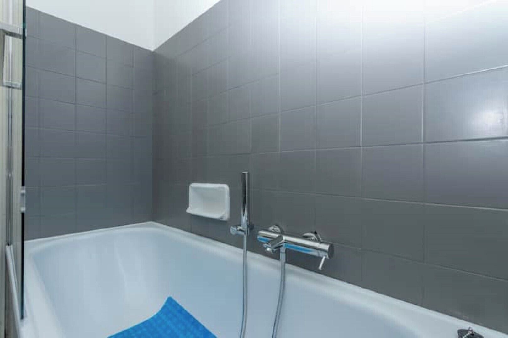 Een douche, een haardroger, een bidet, handdoeken