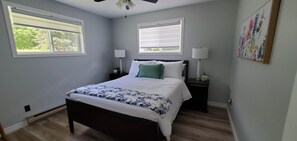 3 bedrooms, iron/ironing board, WiFi, bed sheets - Lochaber Lake View Cottage (Antigonish County)