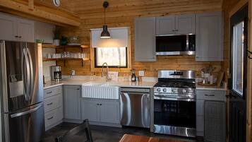 Een koelkast, een microgolfoven, een oven, een kookplaat