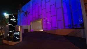 A modern building with a sign reading "Apple motel" and an entrance. - Apple Motel - Adults Only (São Paulo)