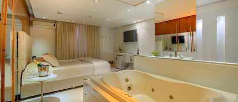 Comfort Studio Suite, 1 Queen Bed | Jetted bathtub