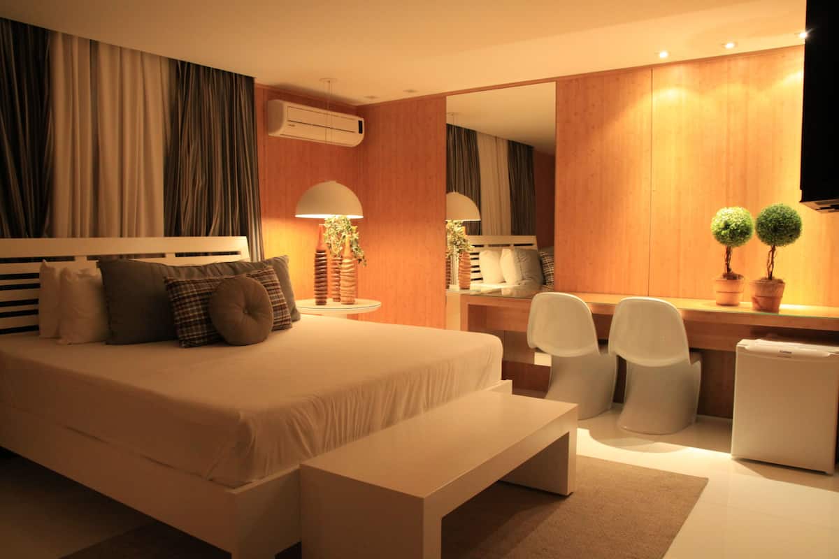 Minibar, escritorio, wifi gratis y ropa de cama