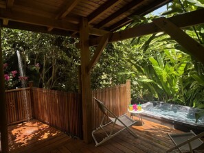 Outdoor spa tub - Kaz Ananas , spa Privatif ,plage du Helleux (Sainte-Anne)