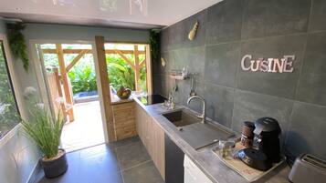 Kühlschrank, Mikrowelle, Herdplatte, Wasserkocher mit Kaffee-/Teezubehör