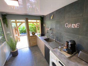 Kjøleskap, mikrobølgeovn, kokeplater og kaffetrakter/tekoker