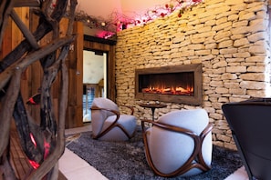 Salas de tratamiento para parejas, sauna y tina de hidromasaje