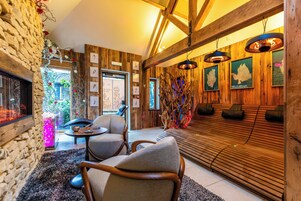 Salas de tratamiento para parejas, un sauna, una bañera de hidromasaje