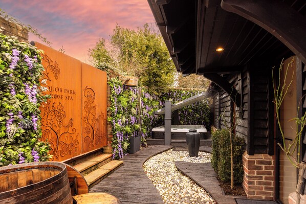 Salas de tratamiento para parejas, sauna y tina de hidromasaje