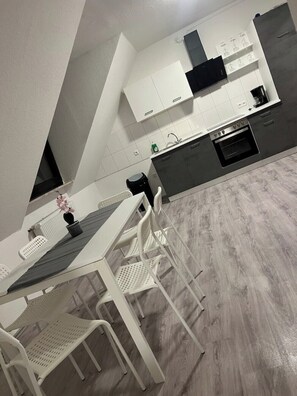 Réfrigérateur, four, plaque de cuisson, cafetière/bouilloire