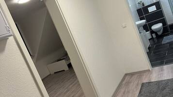 Haartrockner, Handtücher, Seife, Toilettenpapier