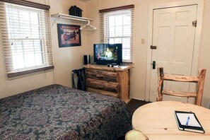 Studio | Free WiFi - Triple R Cottages: 7 1 Bedroom Cabin (Estes Park)