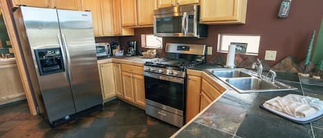 Cabin, 2 Bedrooms | Private kitchen