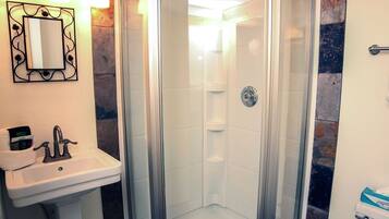 Chalet, 2 Bedrooms | Bathroom | Towels