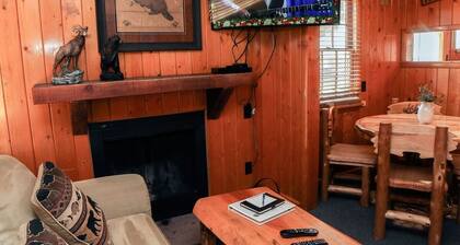 Lazy R Cottages: 2 2 Bedroom Cabin