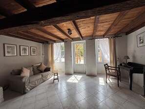Living area - Le Hibou - stylish, spacious gite, beautiful tranquil setting. Dog friendly (Coteaux-du-Blanzacais)