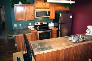 Cabana, 2 quartos | Cozinha privada | Geladeira, fogão, cafeteira/chaleira, torradeira