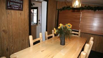 Cabin, 3 Bedrooms | Dining