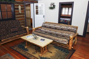 Cabin, 3 Bedrooms | Living room | DVD player