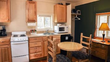 Studio | Private kitchen | Fridge, oven, coffee/tea maker, toaster