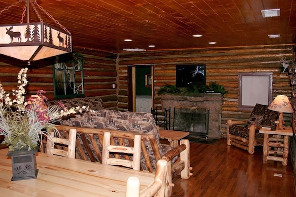 Cabin, 2 Bedrooms | Dining