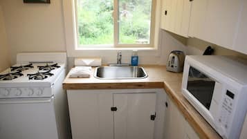 Cabin, 2 Bedrooms | Private kitchen | Fridge, oven, coffee/tea maker, toaster