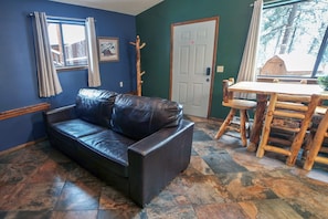 Chalet rustique, 2 chambres | Aire de séjour