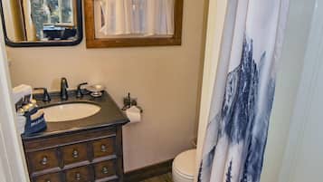 Cabin, 2 Bedrooms | Bathroom | Towels