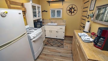 Cabana, 2 dormitoris | Cuina privada | Frigorífic, forn, cafetera i tetera i torradora