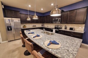 Private kitchen - Luxury On Lilac Way - 10 Bed Windsor Island Home 10 Bedroom Home (Davenport)