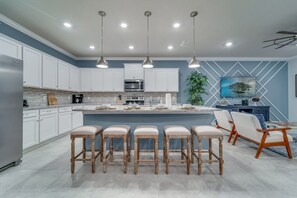 Private kitchen - Living Large On Lelani 10 Bedroom Home (Davenport)