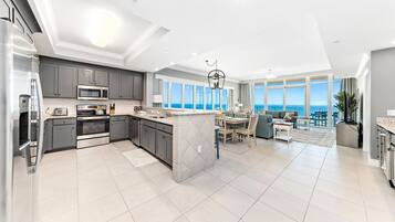 Condo, 4 habitaciones | Cocina privada | Refrigerador, horno y cafetera y tetera