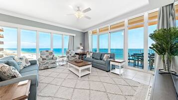 Condo, 4 habitaciones | Área de sala de estar